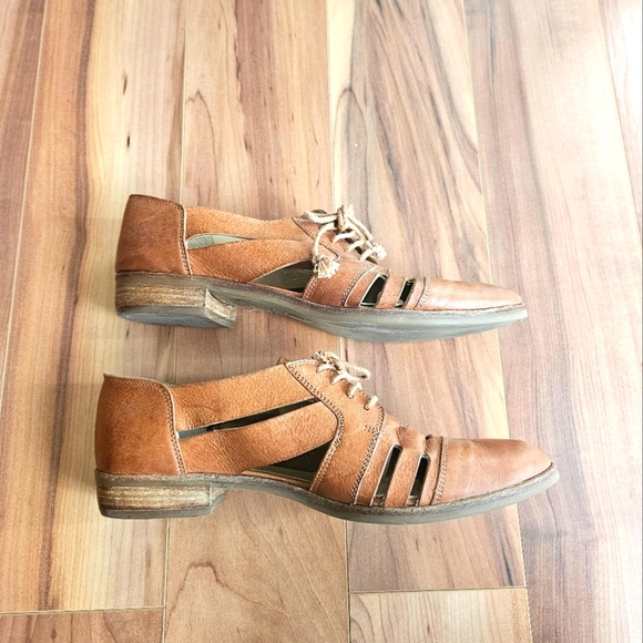 Leather shoes with perferated cut out sz 38 - Picture 4 of 5